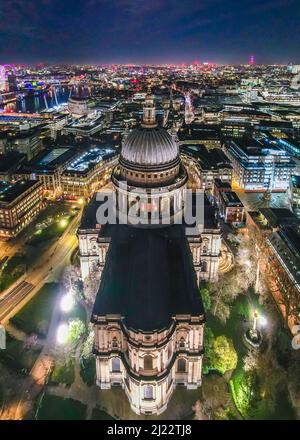 Eine vertikale Aufnahme der St. Pauls Cathedral in London bei Nacht Stockfoto