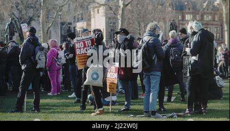 London, Großbritannien - 03 19 2022: Eine Gruppe schwarzer Frauen, die auf dem Parliament Square die Zeichen ‘Nein zum Rassismus’ halten, für den jährlichen ‘Marsch gegen Rassismus’. Stockfoto