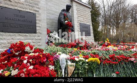 Tallinn, Estland - 9. Mai 2021: Bronze Soldat (est: Pronkssõdur) Denkmal. Veteranen der Roten Armee feiern den Victory Day mit roten Nelkenblumen Stockfoto