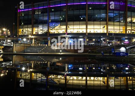 Spiegelung der Birmingham Arena in Still Waters of Gas Street Basin, Birmingham UK Stockfoto