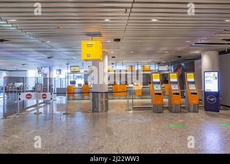 Frankfurt, 7. Februar 2022: Leeres Lufthansa Gate im neuen Terminal am Frankfurter Flughafen. Stockfoto