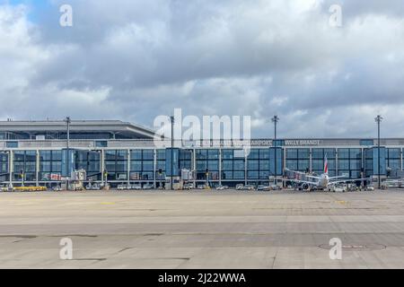 Berlin, Deutschland - 7. Februar 2022: Flugplatz und Blick zum Terminal am Flughafen Willy Brandt in Berlin. Stockfoto