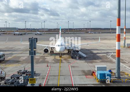 Berlin, Deutschland - 7. Februar 2022: Flugplatz und Blick auf Ryanair-Flugzeuge am Flughafen Willy Brandt in Berlin. Stockfoto