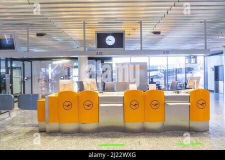 Frankfurt, 7. Februar 2022: Leeres Lufthansa Gate im neuen Terminal am Frankfurter Flughafen. Stockfoto