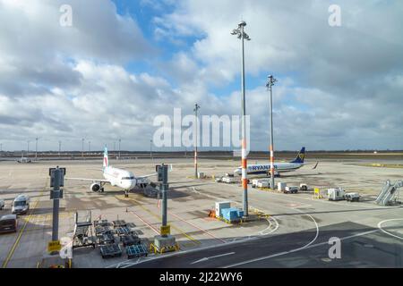 Berlin, Deutschland - 7. Februar 2022: Flugplatz und Blick auf Ryanair-Flugzeuge am Flughafen Willy Brandt in Berlin. Stockfoto