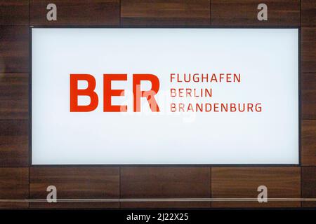 Berlin, Deutschland - 7. Februar 2022: Beschilderung Flughafen Berlin Brandenburg engl: flughafen Berlin Brandenburg am Flughafen Willy Brandt in Berlin. Stockfoto