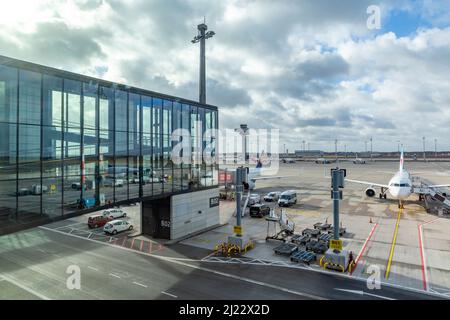 Berlin, Deutschland - 7. Februar 2022: Flugplatz und Blick auf Ryanair-Flugzeuge am Flughafen Willy Brandt in Berlin. Stockfoto