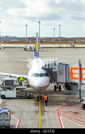 Berlin, 7. Februar 2022: Flugplatz mit lufthansa-Flugzeugen und Blick auf die Start- und Landebahn am Flughafen Willy Brandt in Berlin. Stockfoto