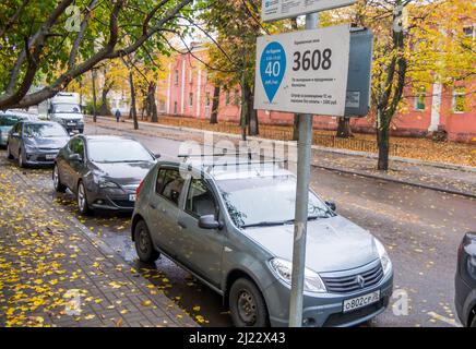 Woronesch, Russland - 31. Oktober 2020: Zeiger mit der Anzahl der bezahlten Parkplätze im Zentrum der Stadt Woronesch Stockfoto