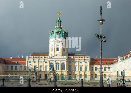 Berlin, Deutschland - 7. Februar 2022: Blick auf Schloss Charlottenburg in Berlin unter dunklen Wolken. Stockfoto