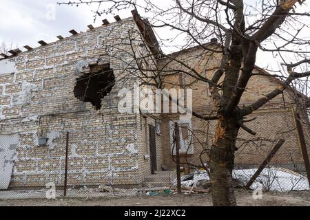 Kiew, Ukraine. 29. März 2022. Ein Blick auf Iwans Haus, das einige Tage zuvor von einer russischen Grad-Rakete getroffen wurde, in Boiarka, Ukraine, in der Nähe von Kiew am 29. März 2022. (Foto: Daniel Brown/Sipa USA) Quelle: SIPA USA/Alamy Live News Stockfoto