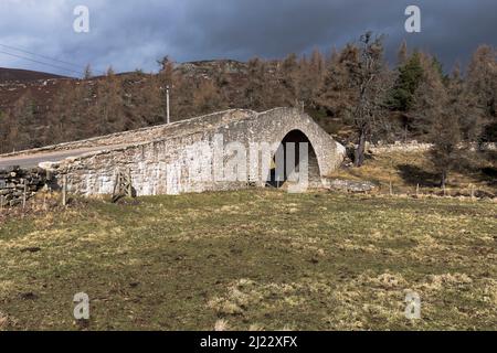 dh Gairnshiel Bridge Glen GAIRN ABERDEENSHIRE schottischer Stein Buckelbrücken Schottland Buckel Straße A939 Glengairn Stockfoto