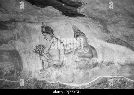 Sigiriya, Sri Lanka - 9. August 2005: Sigiriya Maid - Fresken aus dem 5th. Jahrhundert an der alten Felsenfestung von Sigiriya in Sri Lanka. Stockfoto