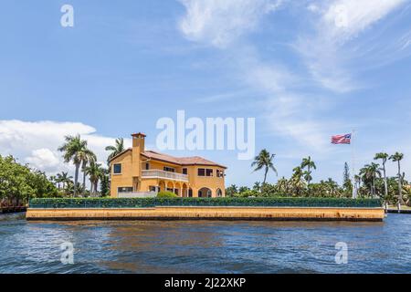 Fort Laudeerdale, USA - 1. August 2010: Luxuriöses Haus am Wasser in Fort Lauderdale. Es gibt 165 Meilen von Wasserstraßen innerhalb der Stadtgrenzen und 9, Stockfoto