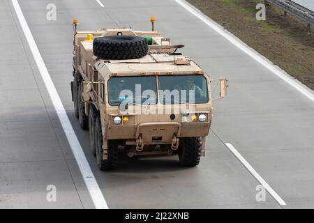 DER MILITÄRKONVOI DER US-Armee passiert in der Tschechischen Republik. Der taktische Schwerlastwagen (HEMTT) mit acht Rädern fährt auf der Autobahn Stockfoto