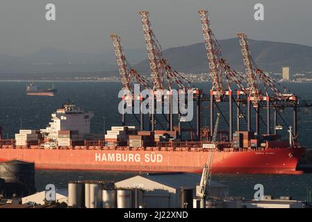 Kapstadt, Südafrika. 2022. Übersicht über Krane und ein Containerschiff in Kapstadt. Südafrika. Stockfoto