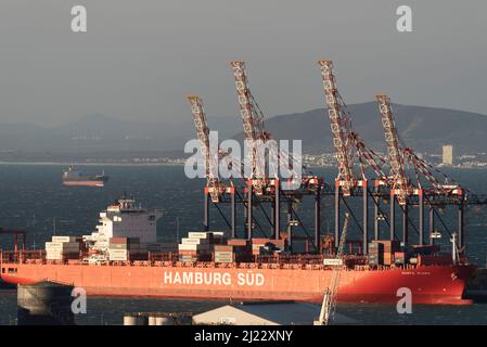 Kapstadt, Südafrika. 2022. Übersicht über Krane und ein Containerschiff in Kapstadt. Südafrika. Stockfoto