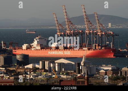 Kapstadt, Südafrika. 2022. Übersicht über Krane und ein Containerschiff in Kapstadt. Südafrika. Stockfoto