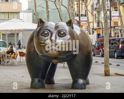 Barcelona, Spanien - 1. März 2015: Die Skulptur 'El Gato de Botero' in Barcelona. Die Skulptur ist eine Hauptattraktion an der 'Rambla del Raval' in Bar Stockfoto