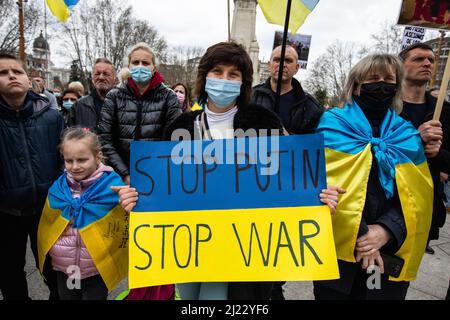 Eine Frau hält ein Schild mit der Aufschrift „Stop Putin, stop war“ während eines Protestes gegen den Krieg in der Ukraine in Madrid, Spanien Stockfoto