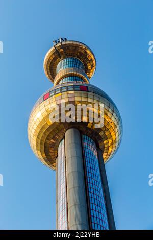 Wien, Österreich - 24. April 2015: Turm der Müllverarbeitungsanlage in Wien, Österreich. Gestaltet von Friedensreich Hundertwasser. Es wurde I eingeweiht Stockfoto