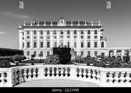 Wien, Österreich - 24. April 2015: Blick auf den Garten in Wien, Österreich. Die ehemalige kaiserliche Sommerresidenz ist Viennas meistbesuchte Touristenattraktion. Stockfoto