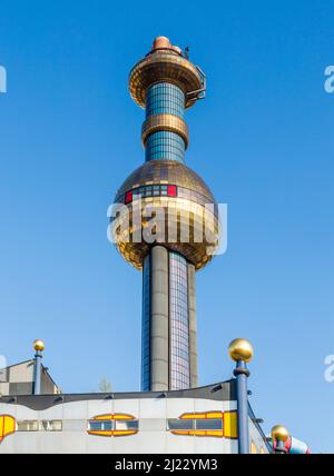 Wien, Österreich - 24. April 2015: Das Fernwärmewerk in Wien, Österreich. Entworfen von dem berühmten österreichischen Künstler und Architekten Friedensreich H. Stockfoto