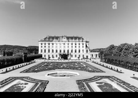 Wien, Österreich - 24. April 2015: Schloss Schönbrunn mit Blick auf den Prinzen Garten in Wien, Österreich. Die ehemalige kaiserliche Sommerresidenz ist Viennas Most Stockfoto