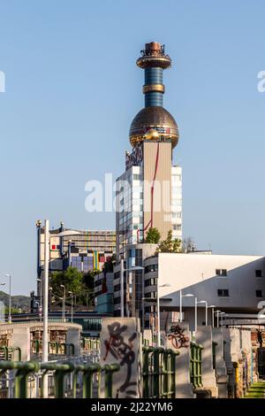 Wien, Österreich - 24. April 2015: Das Fernwärmewerk in Wien, Österreich. Entworfen von dem berühmten österreichischen Künstler und Architekten Friedensreich H. Stockfoto