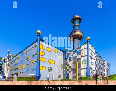 Wien, Österreich - 24. April 2015: Das Fernwärmewerk in Wien, Österreich. Entworfen von dem berühmten österreichischen Künstler und Architekten Friedensreich H. Stockfoto