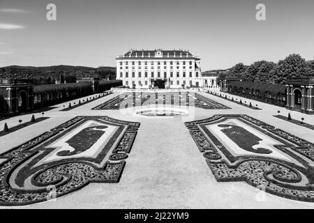 Wien, Österreich - 24. April 2015: Blick auf den Garten in Wien, Österreich. Die ehemalige kaiserliche Sommerresidenz ist Viennas meistbesuchte Touristenattraktion. Stockfoto