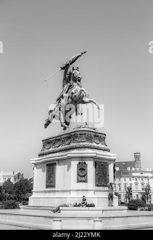 Wien, Österreich - 24. April 2015: Blick auf den Heldenplatz - öffentlicher Raum mit Reiterstatue des Erzherzogs Karl von Österreich. Stockfoto