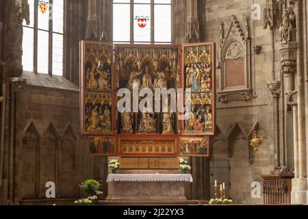 Wien, Österreich - 24. April 2015: Innenraum des Stephansdoms, mit barockem Ornament und wiener Neustadter Altar aus dem Jahr 1447. Stockfoto