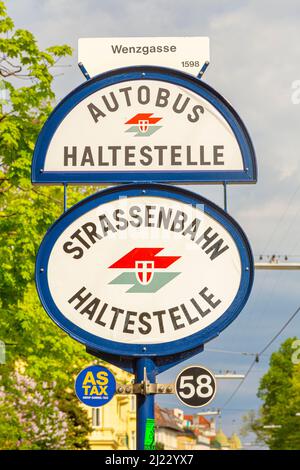 Wien, Österreich - 24. April 2015: Logo der Wiener Linien auf einer Straßenbahnhaltestelle (Strassenbahn Halestelle) am Karlsplatz in Wien. Wiener Linien ist die Stockfoto
