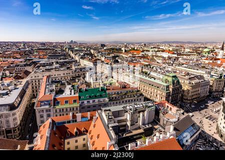 Wien, Österreich - 25. April 2015: Blick auf die Skyline von Wien vom Sankt-Stephans-Dom im Sommer, Österreich. Stockfoto