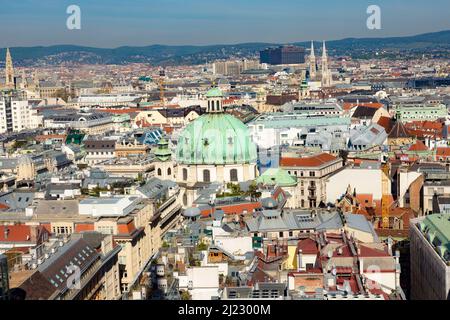 Wien, Österreich - 25. April 2015: Skyline von Wien vom Stephansdom aus gesehen. Stockfoto