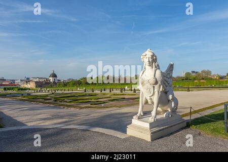 Wien, Österreich - 25. April 2015: sphinx im Garten des Schlosses Belvedere im Sommer in Wien, Österreich Stockfoto