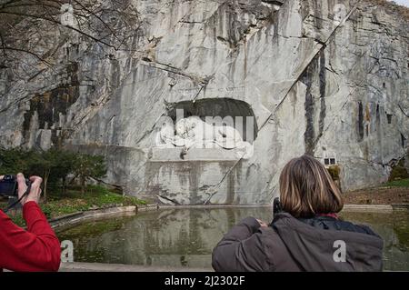 LUZERN, SCHWEIZ - 17. MÄRZ 2022: Sterbender Löwe ist ein Felsrelief in Luzern, Schweiz, entworfen von Bertel Thorvaldsen und 1820–21 von Luka gehauen Stockfoto