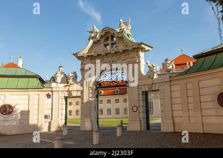 Wien, Österreich - 25. April 2015: Eingang des Schlosses Belvedere in Wien mit offenem Tor in Wien. Stockfoto