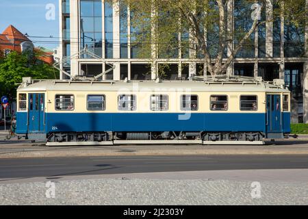 Wien, Österreich - 25. April 2015: Alte Oldtimer-Straßenbahn im ersten Bezirk von Wien, Österreich. Stockfoto