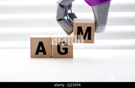 Hauptversammlung Abkürzung für Holzwürfel auf blauem Hintergrund. Geschäftskonzept. Stockfoto