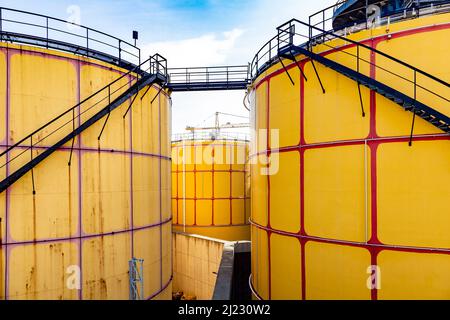 Wien, Österreich - 28. April 2015: Detail des Silos in der Müllverarbeitungsanlage in Wien, Österreich, entworfen von Friedensreich Hundertwasser. Es war inaug Stockfoto