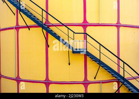 Wien, Österreich - 28. April 2015: Detail des Silos in der Müllverarbeitungsanlage in Wien, Österreich, entworfen von Friedensreich Hundertwasser. Es war inaug Stockfoto