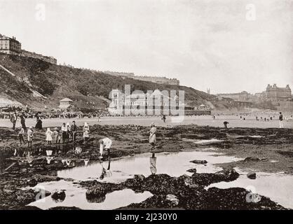 Blick von den Felsen von South Bay und Spa, Scarborough, North Yorkshire, England, hier im 19.. Jahrhundert gesehen. Aus der ganzen Küste, ein Album mit Bildern von Fotografien der Chief Seaside Orte von Interesse in Großbritannien und Irland veröffentlicht London, 1895, von George Newnes Limited. Stockfoto