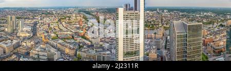 Frankfurt, Deutschland - 2. Mai 2015: Luftaufnahme von Frankfurt mit Skyline in Frankfurt, Deutschland. Frankfurt ist die größte Stadt in Hessen, Deutschland. Stockfoto