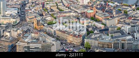 Frankfurt, Deutschland - 2. Mai 2015: Panorama von Frankfurt am Main mit Wolkenkratzern und Einkaufsmeile Zeil. Stockfoto