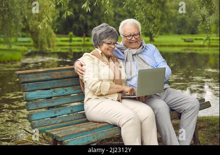 Glücklicher älterer Rentner, Ehemann und Ehefrau verbringen Zeit miteinander, Stockfoto