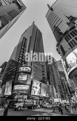 New York, USA - 21. September 2015: Der Times Square, der mit Broadway-Theatern und einer riesigen Anzahl von LED-Schildern gekennzeichnet ist, ist ein Symbol von New York City und der Stockfoto