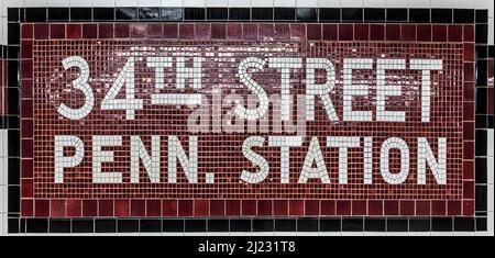 New York, USA - 21. Oktober 2015: Altes Vintage-Schild in der U-Bahn an der 34th Street Pennsylvania Station U-Bahn-Haltestelle in New York City. Stockfoto