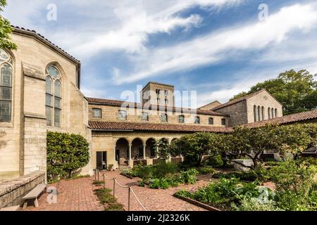 New York, USA - 22. Oktober 2015: Menschen besuchen das Sanctuary im Cloisters Museum in New York, USA. Der Kreuzgang wurde von original europäischen gebaut Stockfoto